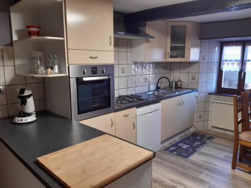 une cuisine avec des appareils blancs et un comptoir noir dans l'établissement appartement de vacances, à Geishouse