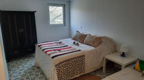 un salon avec un canapé et une table dans l'établissement Apparemment avec JARDIN idéalement située, à Mouguerre