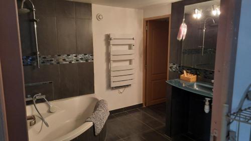 une salle de bain avec une baignoire et un lavabo dans l'établissement Apparemment avec JARDIN idéalement située, à Mouguerre