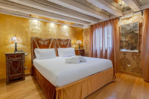 Un pat sau paturi într-o cameră la Ca Dell'Arte