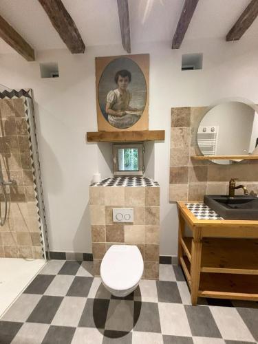 une salle de bain avec toilettes et lavabo dans l'établissement Belle Grange en pierre avec piscine chauffée, à Saint-ouen-de-la-Cour