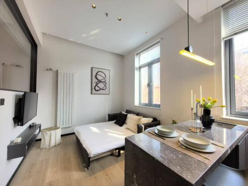Posezení v ubytování base-Beijing Sanlitun Serviced Apartment-Close to Forbidden City, Tian'anmen Square &Bike rental &Subway Line 2&3&17 &Free coffee &Washing machine, Kitchen &English speaking &High speed free WiFi &Robot