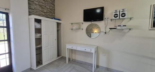 a living room with a tv on a wall at Hotel El Encuentro in Tochimpa