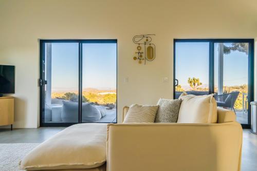 Ruang duduk di White Desert House Luxe Hideaway Views Spa