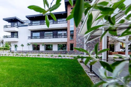 Zahrada ubytování APARTAMENTY przy plaży z basenem z podgrzewaną wodą i mini SPA - Ośrodek Kolonijno-Wczasowy Mewa
