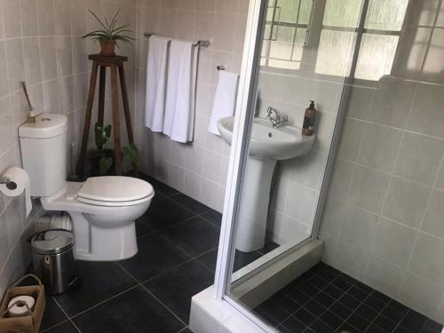 Ένα μπάνιο στο Cozy Cottage in Peaceful Winston Park
