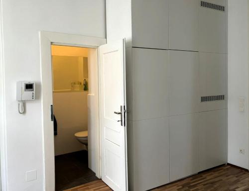 łazienka z toaletą i białą szafką w obiekcie Casa Nostra - Sonnige Wohnung direkt am Augarten w Wiedniu