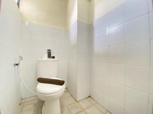 Ένα μπάνιο στο Spacious 3BR at Gateway Ahmad Yani Cicadas Apartment By Travelio