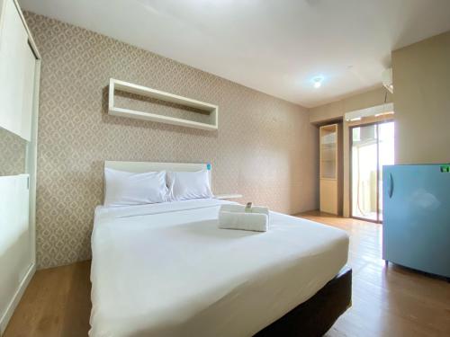 Ένα ή περισσότερα κρεβάτια σε δωμάτιο στο Spacious 3BR at Gateway Ahmad Yani Cicadas Apartment By Travelio