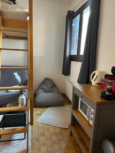 Ce dortoir comprend des lits superposés et un four micro-ondes. dans l'établissement Le Lautaret, à La Salle Les Alpes