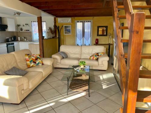 un salon avec deux canapés et une table dans l'établissement Mer Havre de Paix, à Pérols