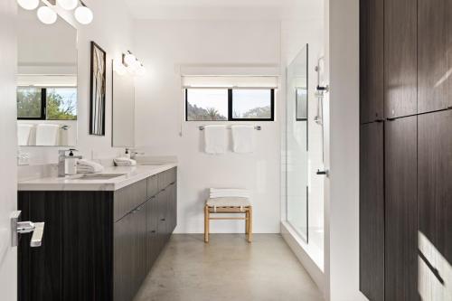 Bilik mandi di White Desert House Luxe Hideaway Views Spa
