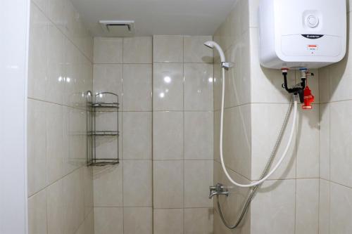 Koupelna v ubytování Tranquil Designed and Homey 2BR at Springlake Summarecon Bekasi Apartment By Travelio