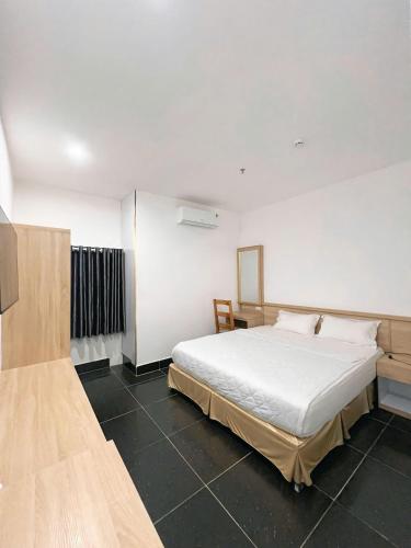 a bedroom with a large bed in a room at Miền Tây Hotel in Can Tho