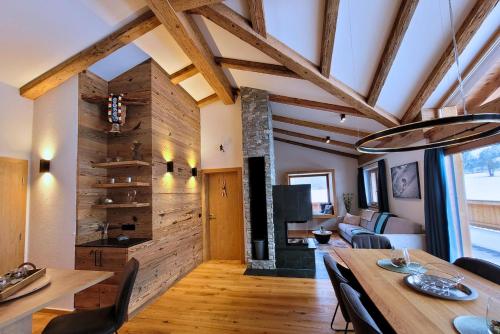 jadalnia ze stołem i salonem w obiekcie Alpin Residenzen Buchensteinwand St. Ulrich by Alpina-Holiday w mieście St. Ulrich am Pillersee