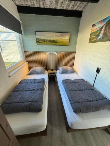 a small room with two beds in it at Vakantiebungalow nr 7 in het Heuvelland in Simpelveld