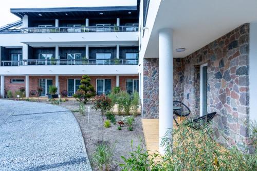 Zahrada ubytování APARTAMENTY przy plaży z basenem z podgrzewaną wodą i mini SPA - Ośrodek Kolonijno-Wczasowy Mewa