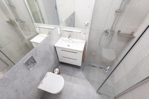 Koupelna v ubytování APARTAMENTY przy plaży z basenem z podgrzewaną wodą i mini SPA - Ośrodek Kolonijno-Wczasowy Mewa