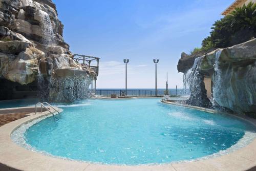 Бассейн в Days Inn by Wyndham Panama City Beach Beachfront Resort или поблизости