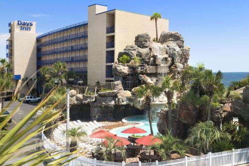 Бассейн в Days Inn by Wyndham Panama City Beach Beachfront Resort или поблизости