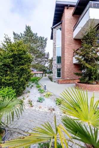 Zahrada ubytování APARTAMENTY przy plaży z basenem z podgrzewaną wodą i mini SPA - Ośrodek Kolonijno-Wczasowy Mewa