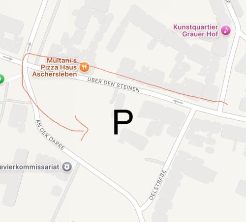a map of the parking lot for the park at Ferienhaus am Markt - ANNO 1708 - App 2 in Aschersleben