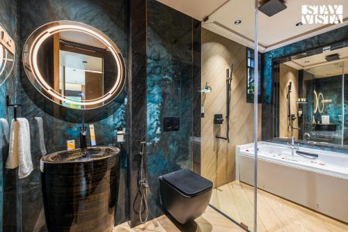 Ένα μπάνιο στο StayVista at La Belle Vue - Lawn, Pool & Bar