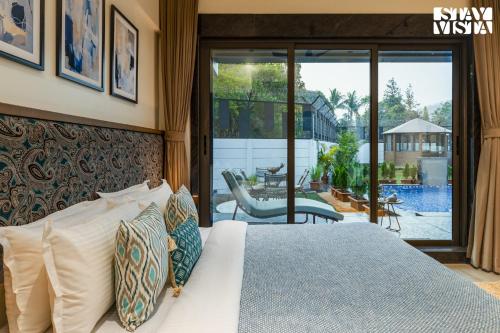 Ένα ή περισσότερα κρεβάτια σε δωμάτιο στο StayVista at La Belle Vue - Lawn, Pool & Bar