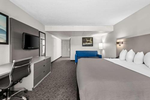 a hotel room with a large bed and a tv at Quality Inn & Suites at Dollywood Lane in Pigeon Forge