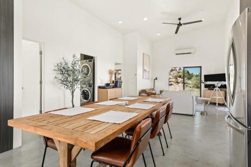 Televisyen dan/atau pusat hiburan di White Desert House Luxe Hideaway Views Spa