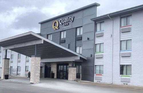 un hotel con un cartello sulla facciata di Quality Inn - Denton a Denton