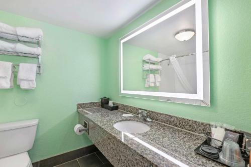 Ванная комната в Clarion Inn Des Moines Airport