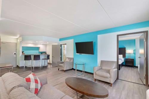 Телевизор и/или развлекательный центр в Clarion Inn Des Moines Airport