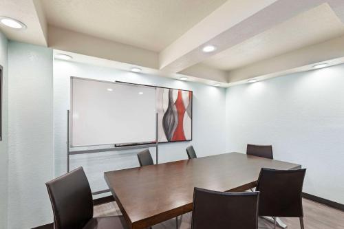 Бизнес-центр и/или конференц-зал в Clarion Inn Des Moines Airport
