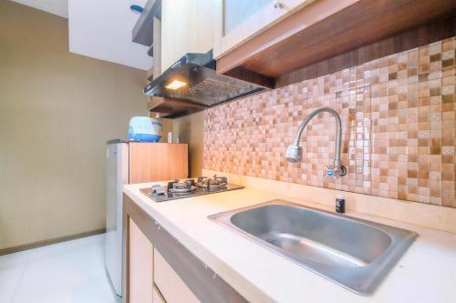 Η κουζίνα ή μικρή κουζίνα στο Nice 2BR at Bogor Valley Apartment By Travelio