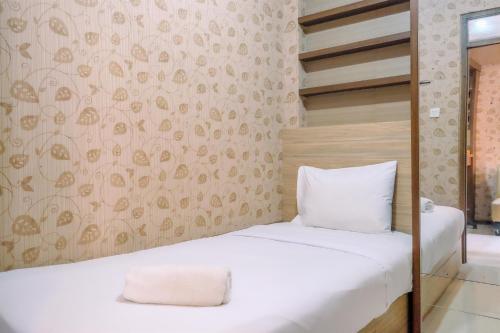 Ένα ή περισσότερα κρεβάτια σε δωμάτιο στο Nice 2BR at Bogor Valley Apartment By Travelio