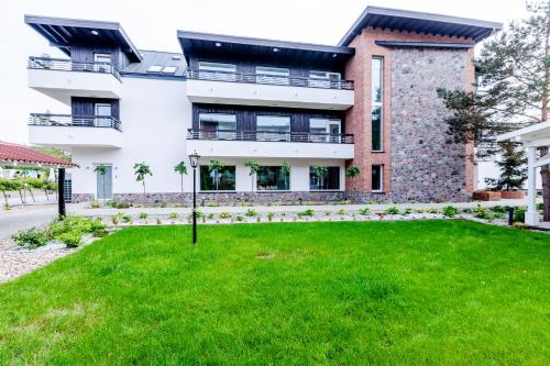 Zahrada ubytování APARTAMENTY przy plaży z basenem z podgrzewaną wodą i mini SPA - Ośrodek Kolonijno-Wczasowy Mewa