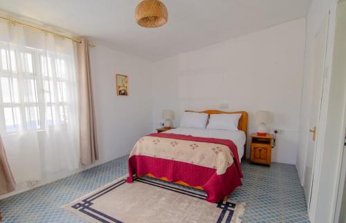 une chambre avec un lit avec une couverture rouge dans l'établissement Serenity Bay, à Grand Baie