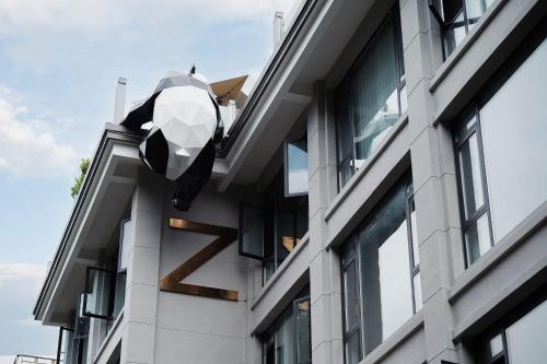 a sculpture of an umbrella on the side of a building at Z HOTEL- Qingchengshan in Dujiangyan