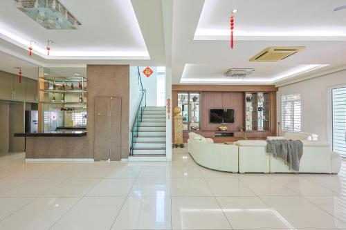 Televisyen dan/atau pusat hiburan di Serene Pool Villa -Luxury Stay with Relaxing Vibes -Clover Home