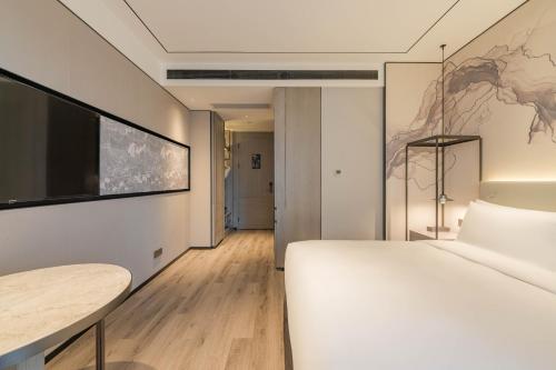 Ein Bett oder Betten in einem Zimmer der Unterkunft Yunheyebo Hotel - South Gate of Bell and Drum Tower