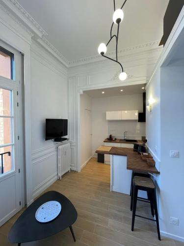 un salon avec une table et une cuisine dans l'établissement Plein centre Cathédrale Saint Leu Hortillonnages, à Amiens