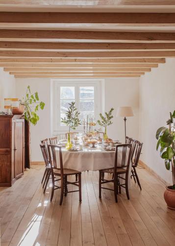 une salle à manger avec une table et des chaises dans l'établissement Maison Gamboia, chambres d'hôtes au calme avec jardin, à Hasparren