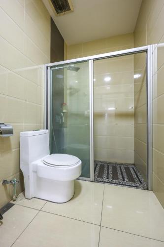 Bilik mandi di Serene Pool Villa -Luxury Stay with Relaxing Vibes -Clover Home