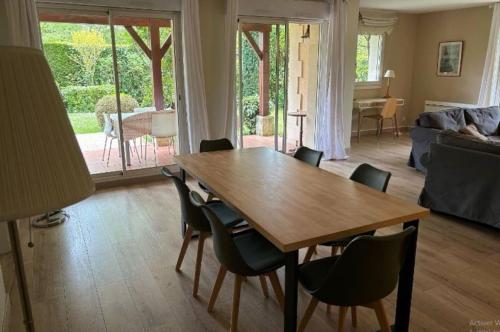 Χώρος καθιστικού στο Bel appartement spacieux avec jardin et piscine