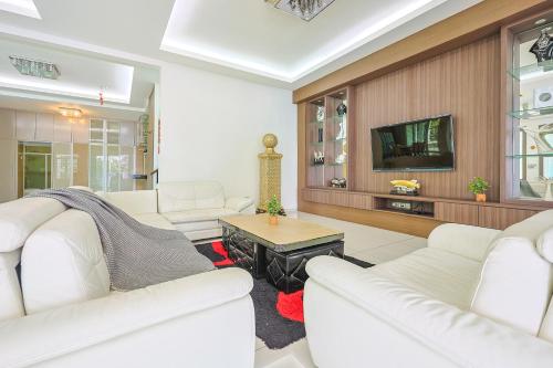 Televisyen dan/atau pusat hiburan di Serene Pool Villa -Luxury Stay with Relaxing Vibes -Clover Home