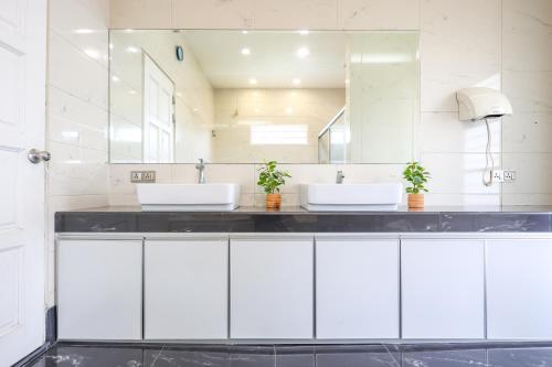 Bilik mandi di Serene Pool Villa -Luxury Stay with Relaxing Vibes -Clover Home