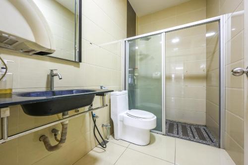 Bilik mandi di Serene Pool Villa -Luxury Stay with Relaxing Vibes -Clover Home