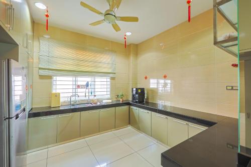 Dapur atau dapur kecil di Serene Pool Villa -Luxury Stay with Relaxing Vibes -Clover Home