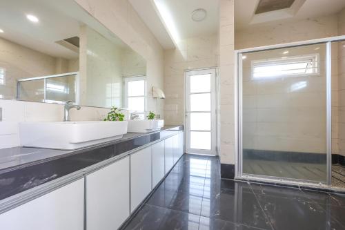 Bilik mandi di Serene Pool Villa -Luxury Stay with Relaxing Vibes -Clover Home